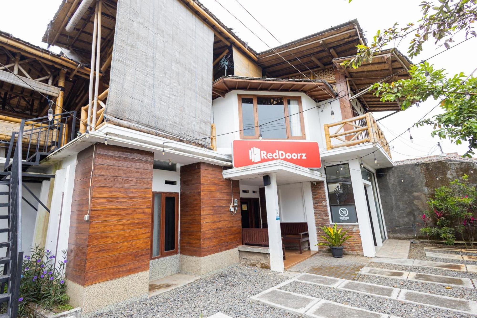 Reddoorz Syariah At Wisma Djokorio Poncokusumo Malang Dış mekan fotoğraf